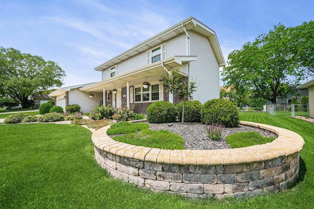 Photo of 1200 Seminole Drive, Crown Point, IN 46307 (MLS # 840596)