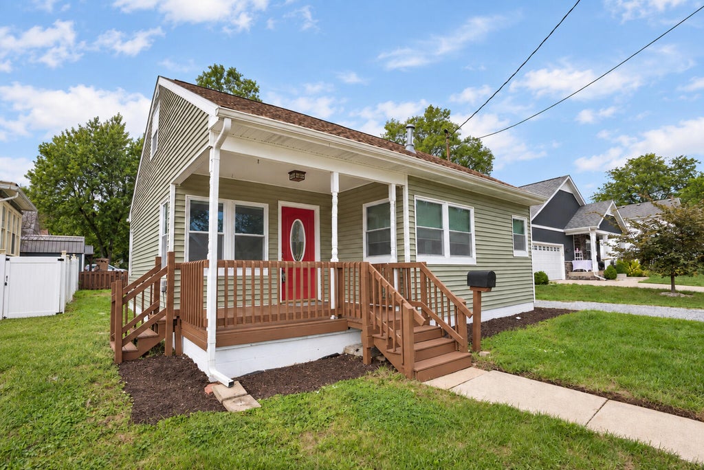 Photo of 107 N Jackson Street, Crown Point, IN 46307 (MLS # 845946)
