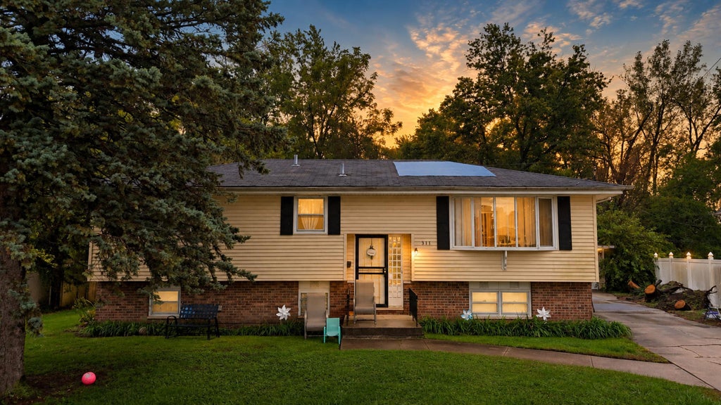 Photo of 311 W 40th Lane, Griffith, IN 46319 (MLS # 846489)