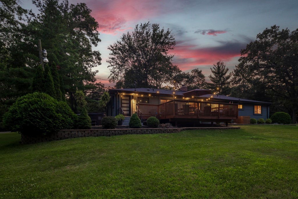 Photo of 9201 Kardel Drive, Saint John, IN 46373 (MLS # 842443)