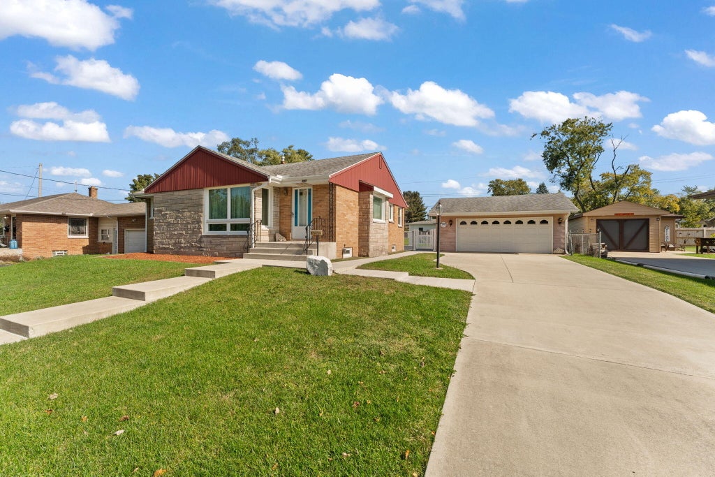 Photo of 585 N Kelly Street, Hobart, IN 46342 (MLS # 846718)