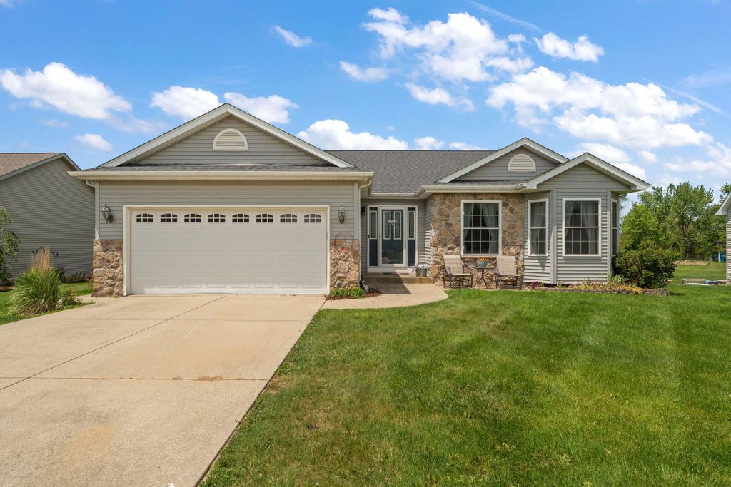 Photo of 309 Pepper Creek Drive, Valparaiso, IN 46385 (MLS # 839780)
