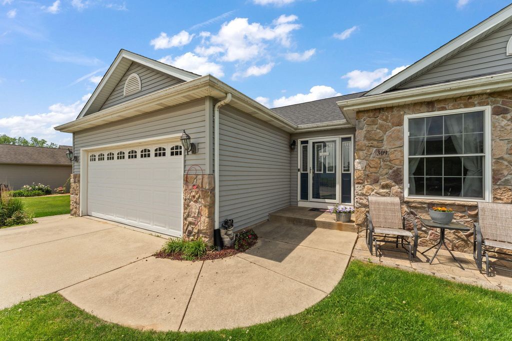 Photo of 309 Pepper Creek Drive, Valparaiso, IN 46385 (MLS # 839780)