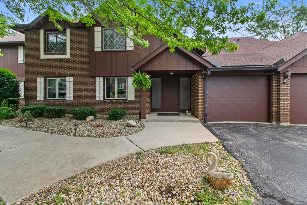 Photo of 2513 E Lakeshore Drive, Crown Point, IN 46307 (MLS # 842779)