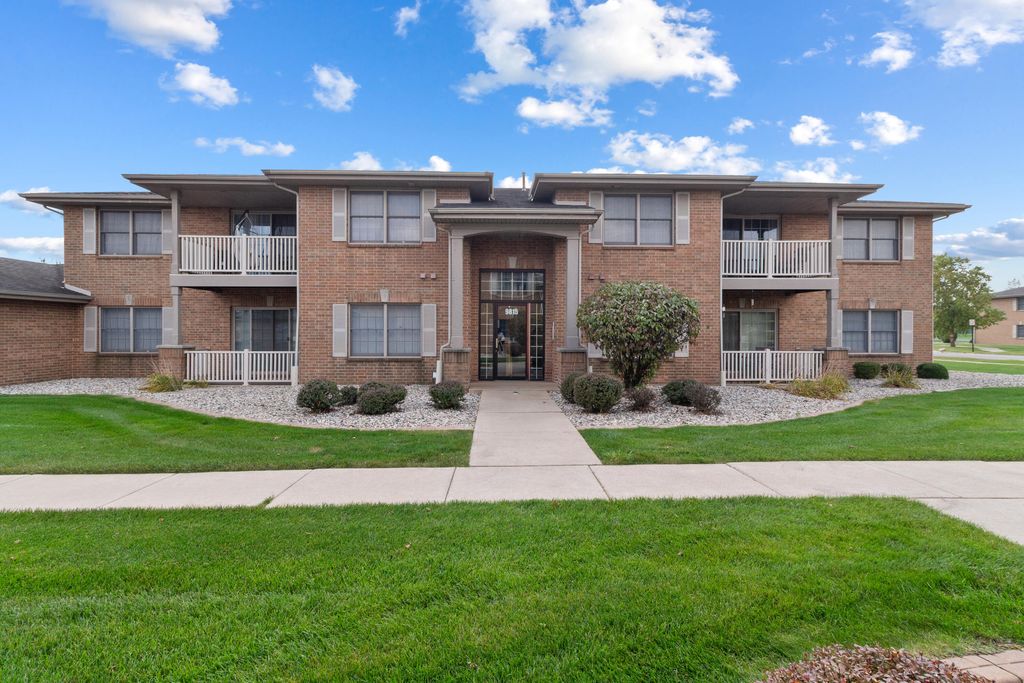 Photo of 9815 Wildwood Court #2c, Highland, IN 46322 (MLS # 837738)