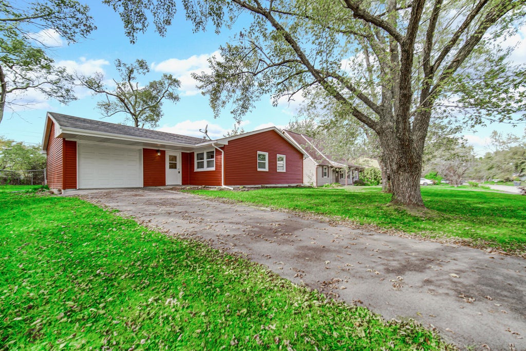Photo of 754 Imperial Road, Valparaiso, IN 46385 (MLS # 846879)