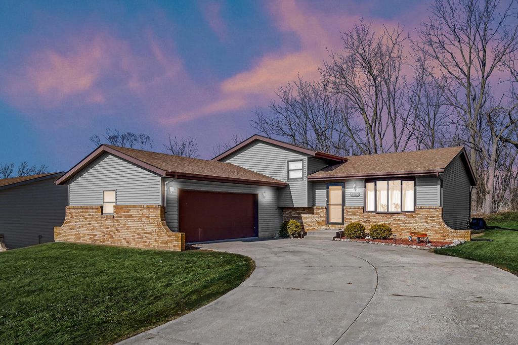 Photo of 407 Aspen Street, Hebron, IN 46341 (MLS # 834187)