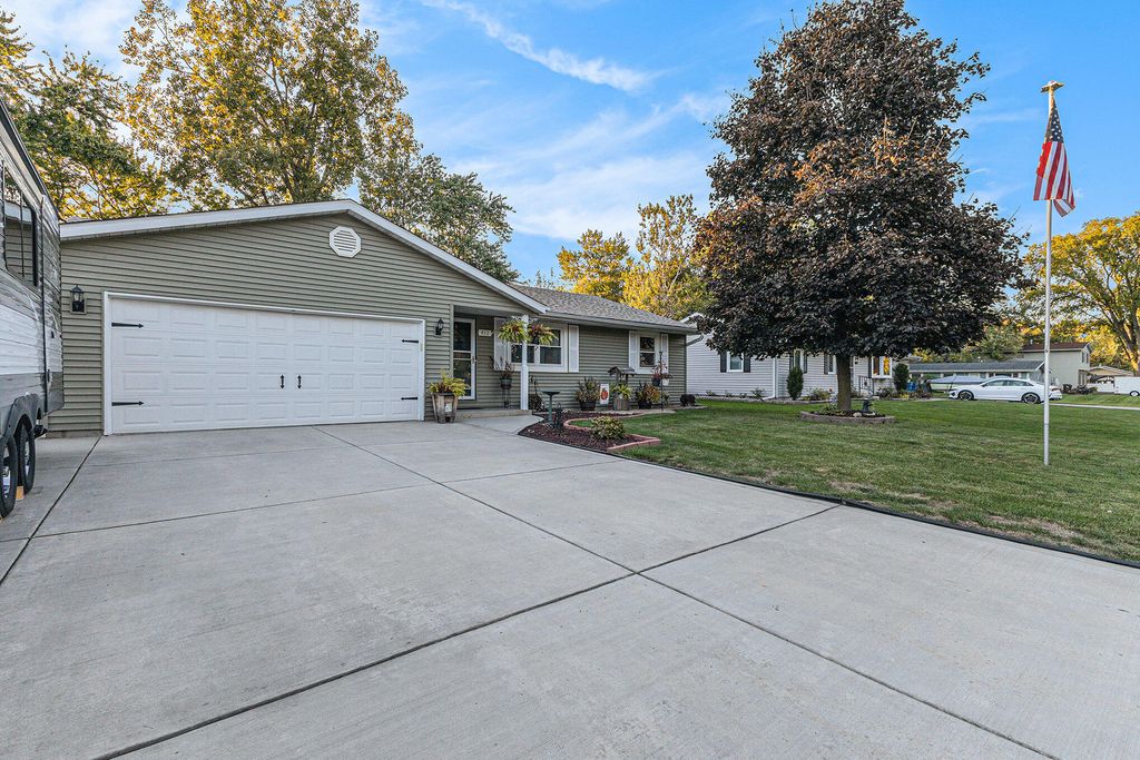 Photo of 612 S 22nd Street, Chesterton, IN 46304 (MLS # 829485)