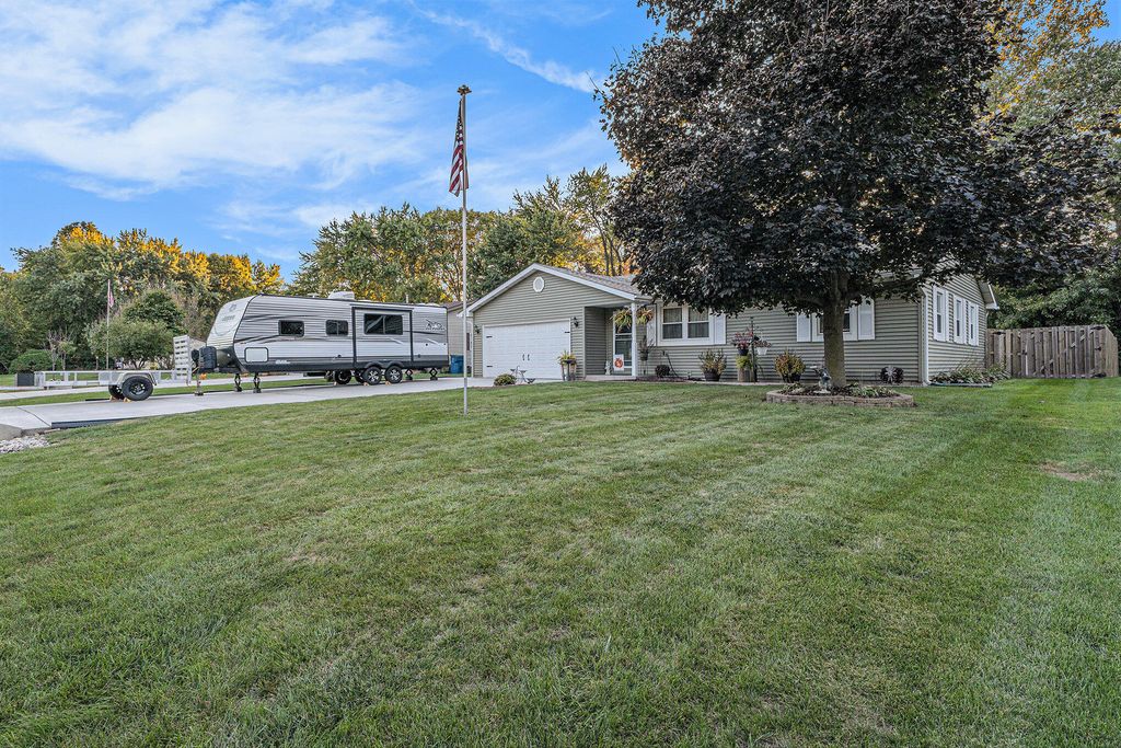 Photo of 612 S 22nd Street, Chesterton, IN 46304 (MLS # 829485)