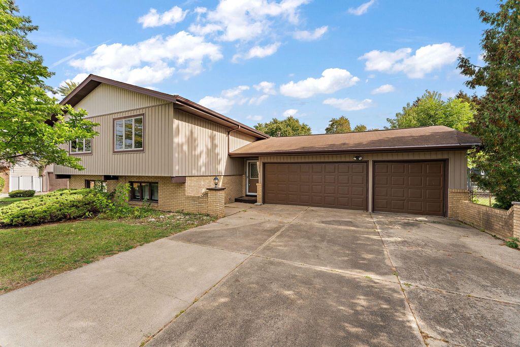 Photo of 2411 Canterbury Place, Schererville, IN 46375 (MLS # 829434)