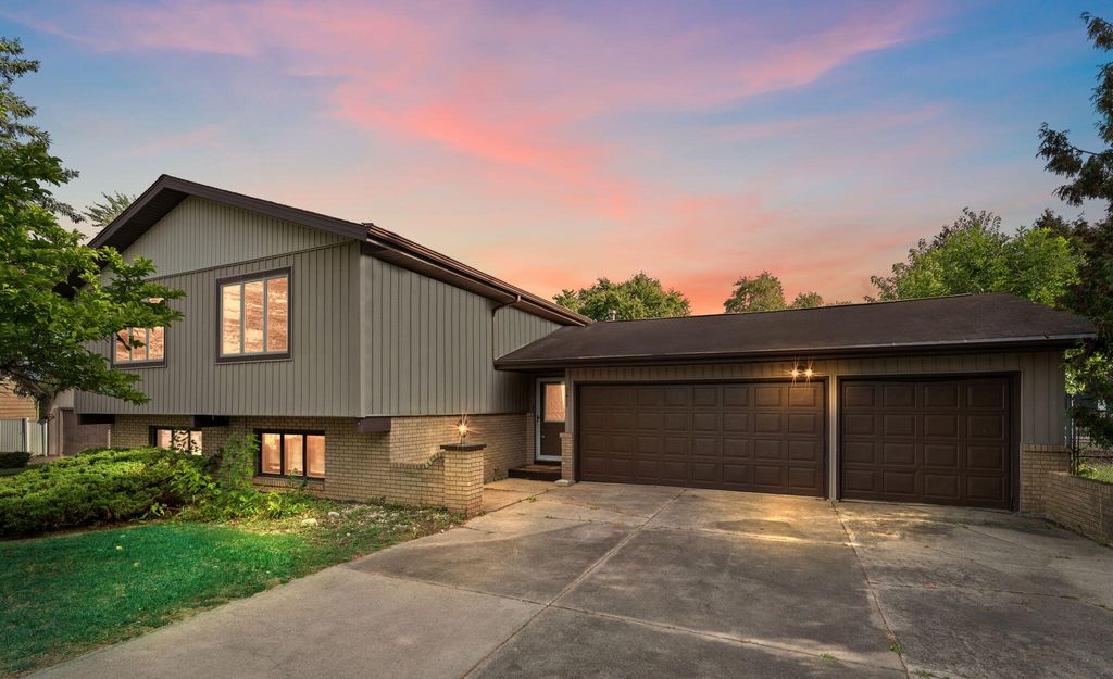 Photo of 2411 Canterbury Place, Schererville, IN 46375 (MLS # 829434)