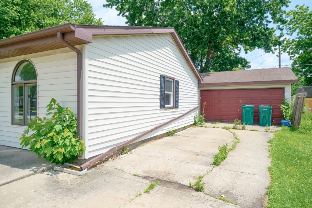 Photo of 703 Dearborn Road, Valparaiso, IN 46385 (MLS # 843994)