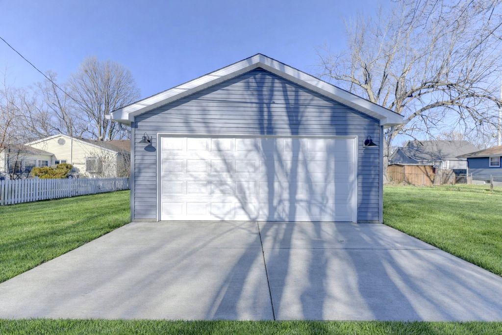 Photo of 737 Center Street, Crown Point, IN 46307 (MLS # 832627)