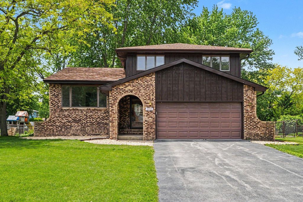Photo of 9792 W Oakridge Drive, Saint John, IN 46373 (MLS # 839511)