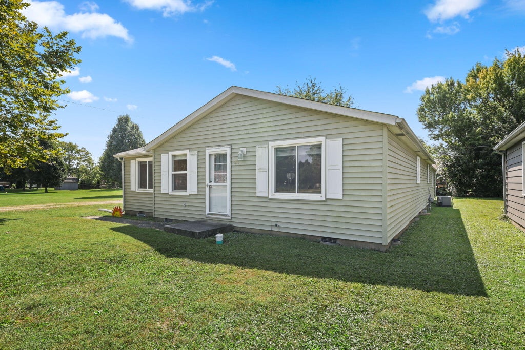 Photo of 911 Harrison Street, Frankton, IN 46044 (MLS # 845285)