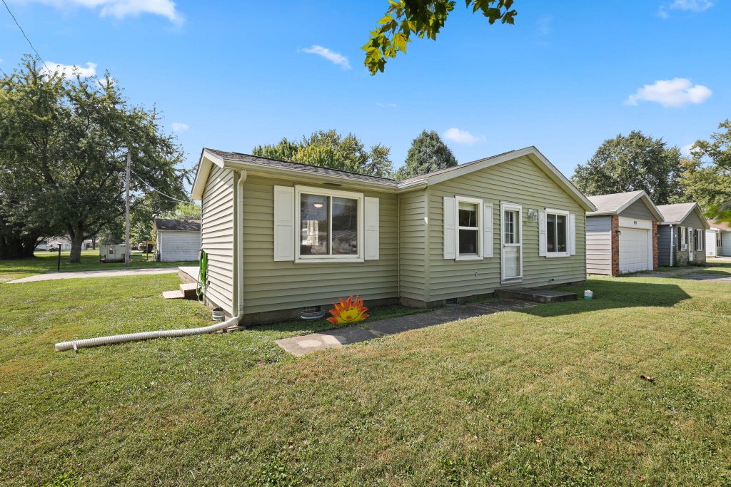 Photo of 911 Harrison Street, Frankton, IN 46044 (MLS # 845285)