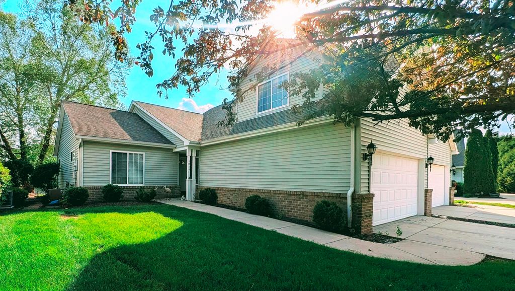 Photo of 2913 Lake Pointe DR, Valparaiso, IN 46383 (MLS # 838260)