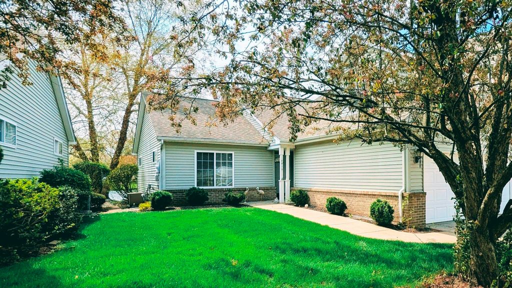 Photo of 2913 Lake Pointe DR, Valparaiso, IN 46383 (MLS # 838260)