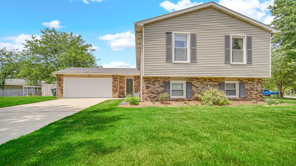 Photo of 2301 Eisenhower Avenue, Valparaiso, IN 46383 (MLS # 840229)