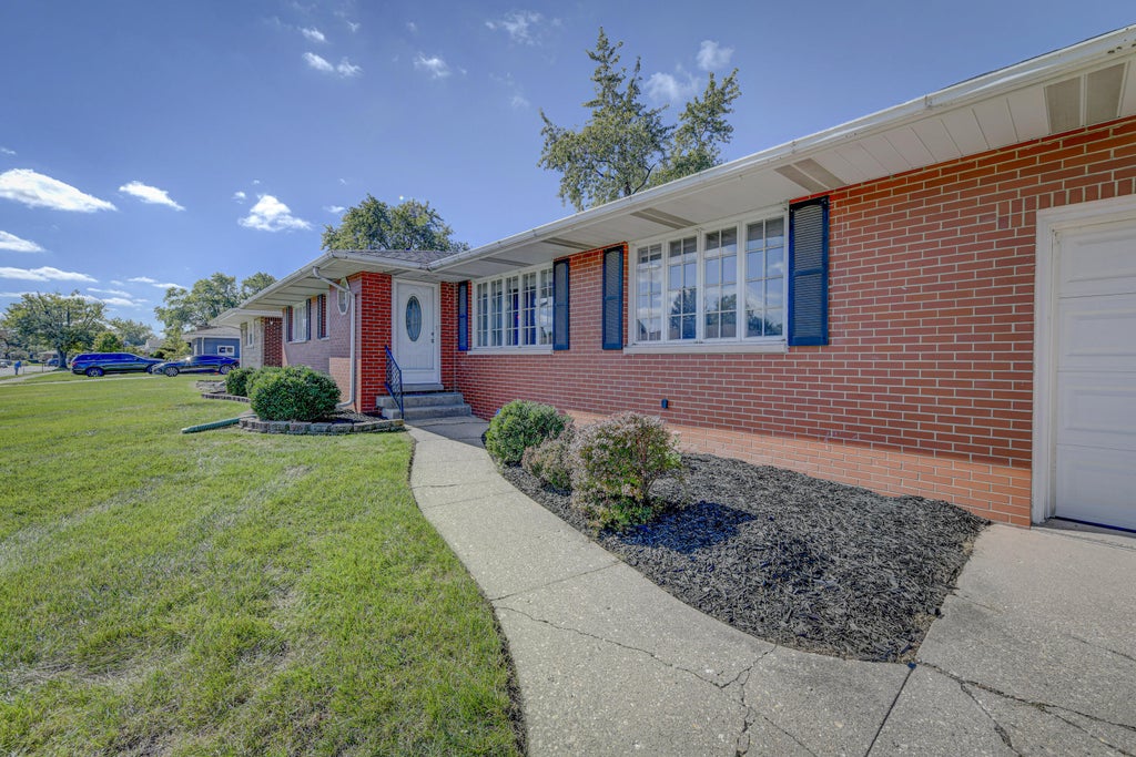 Photo of 5560 Van Buren Street, Merrillville, IN 46410 (MLS # 846396)