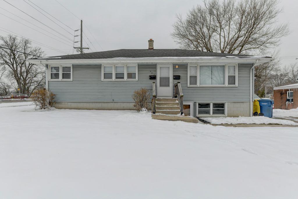 Photo of 902 N Wood Street, Griffith, IN 46319 (MLS # 831669)