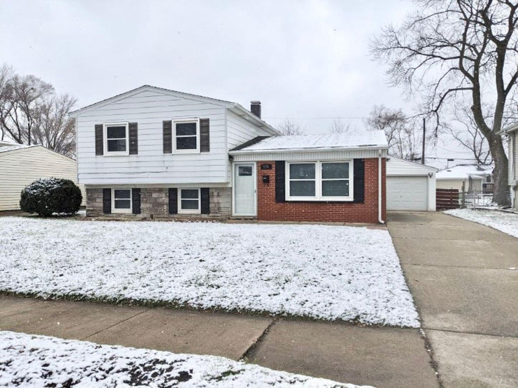 Photo of 934 N Oakwood Avenue, Griffith, IN 46319 (MLS # 846246)