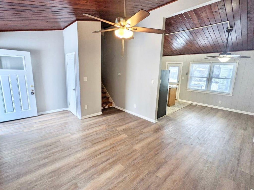 Photo of 934 N Oakwood Avenue, Griffith, IN 46319 (MLS # 846246)