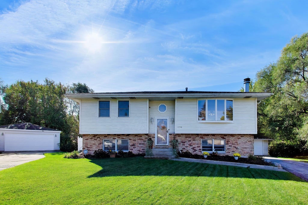 Photo of 1738 Valley Court, Schererville, IN 46375 (MLS # 847502)