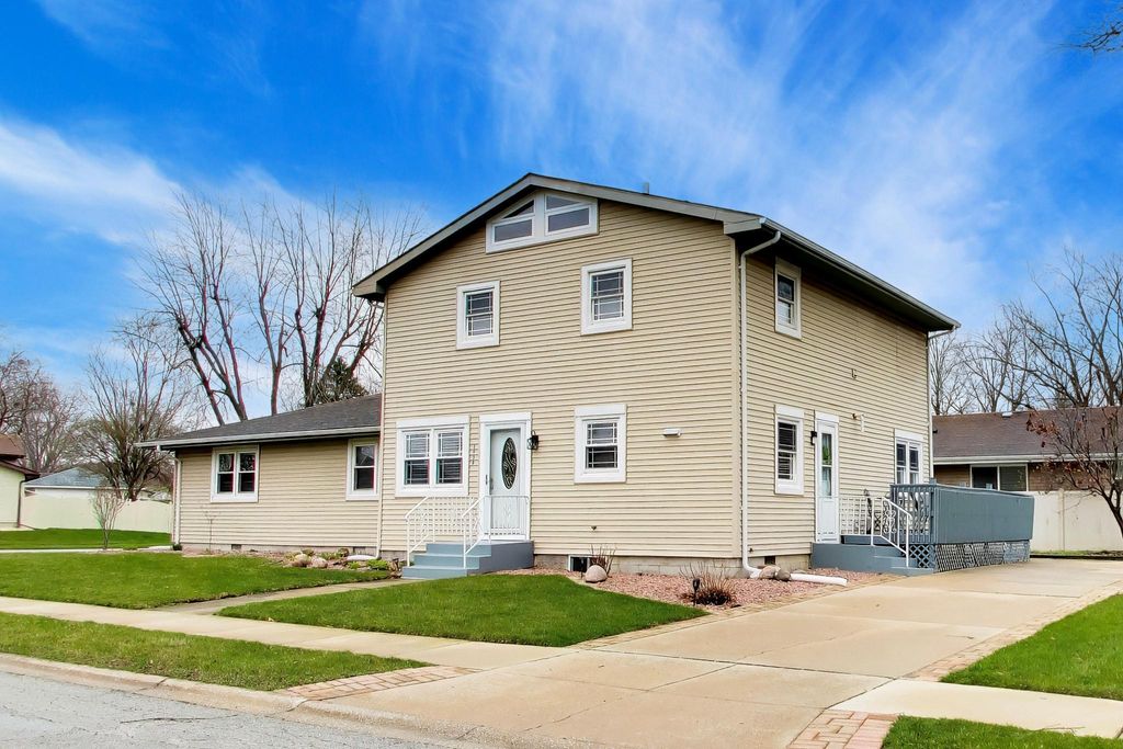 Photo of 1936-1938 Patti Lane, Schererville, IN 46375 (MLS # 837529)