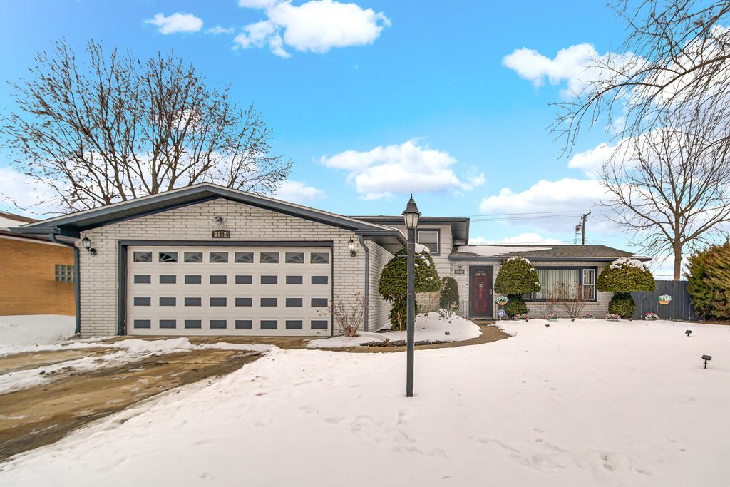 Photo of 2812 W 60th Drive, Merrillville, IN 46410 (MLS # 833552)