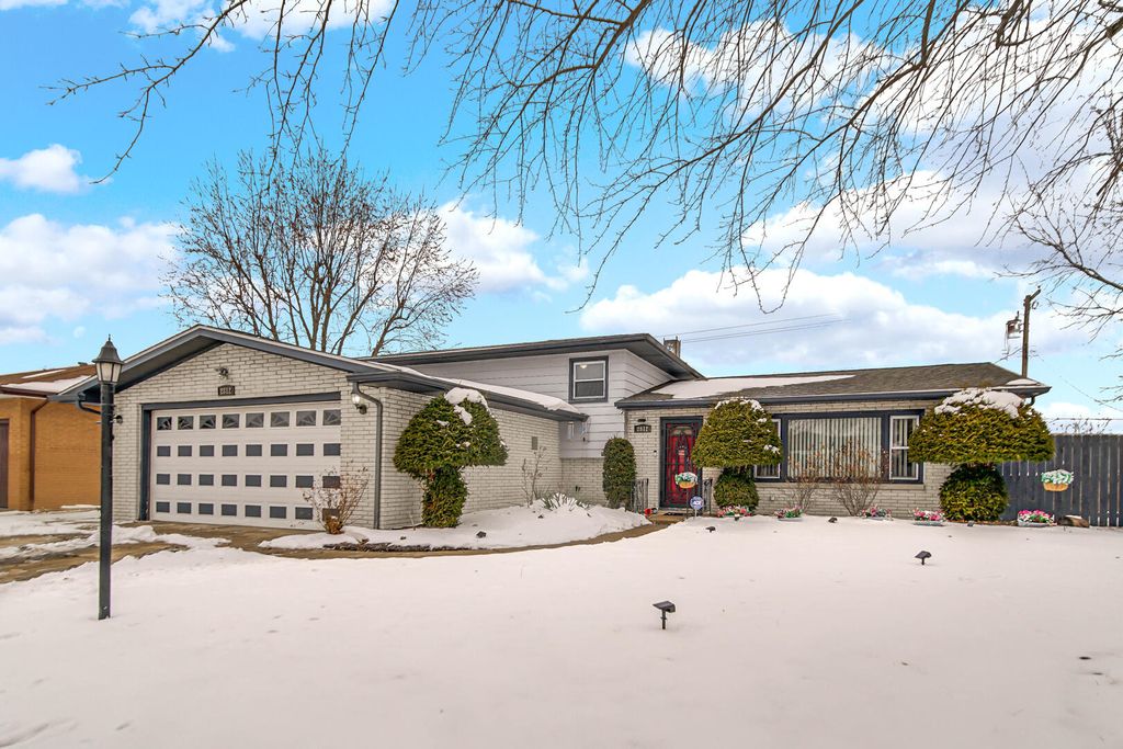 Photo of 2812 W 60th Drive, Merrillville, IN 46410 (MLS # 833552)