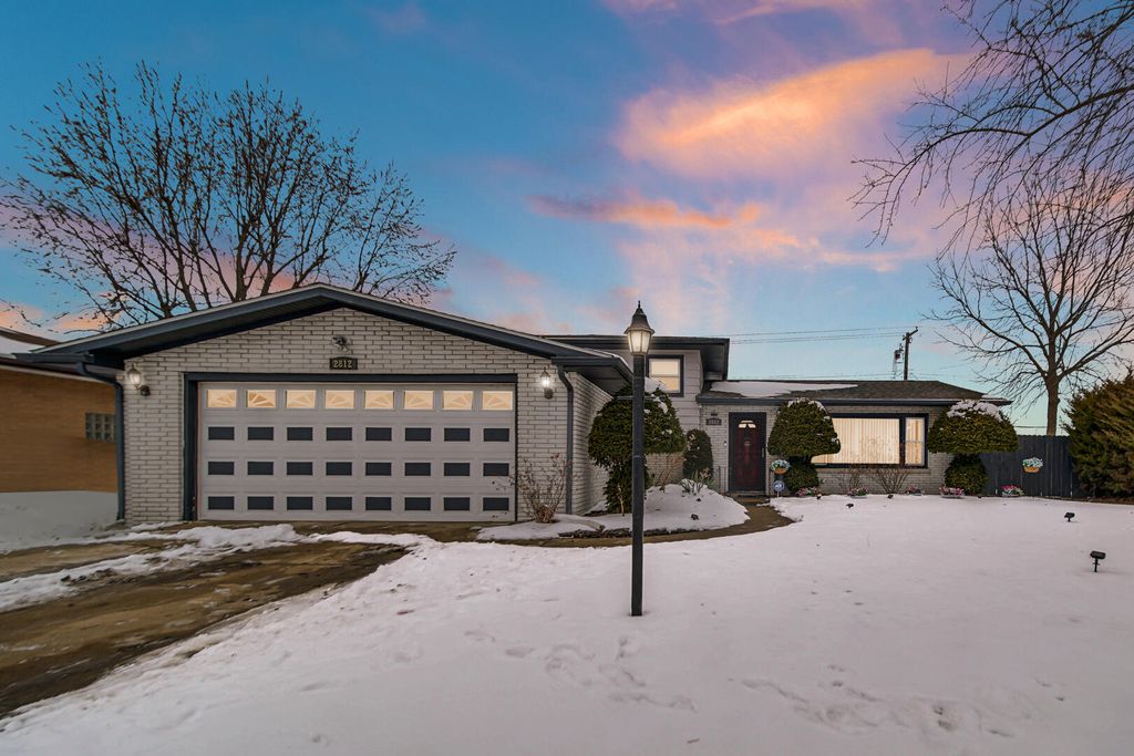 Photo of 2812 W 60th Drive, Merrillville, IN 46410 (MLS # 833552)