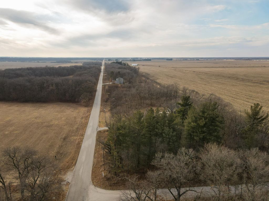 Photo of 1422 E 600 N, Lake Village, IN 46349 (MLS # 834937)