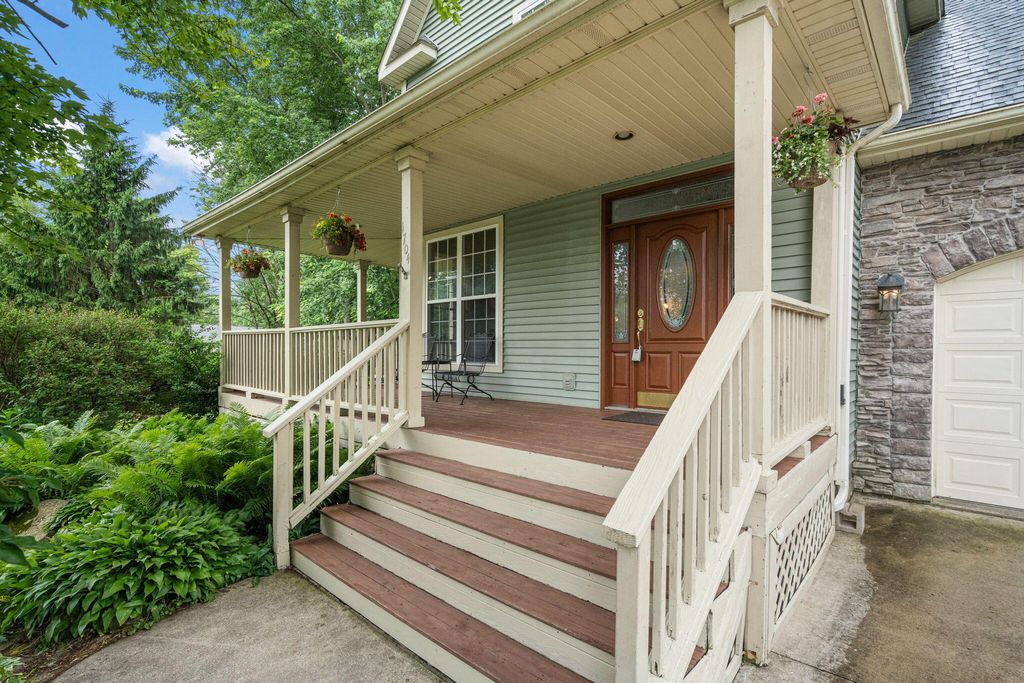 Photo of 1704 Eisenhower Avenue, Valparaiso, IN 46383 (MLS # 841337)
