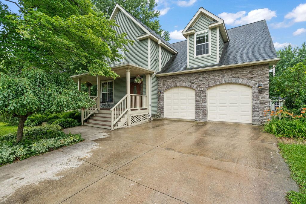 Photo of 1704 Eisenhower Avenue, Valparaiso, IN 46383 (MLS # 841337)
