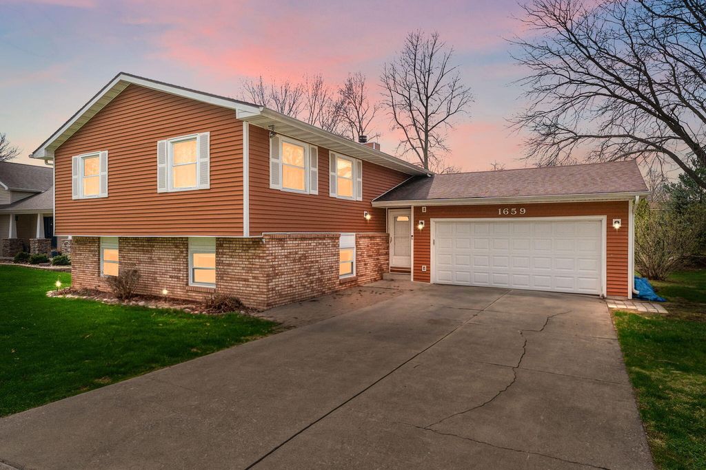 Photo of 1659 Sunnyslope Drive, Crown Point, IN 46307 (MLS # 836466)