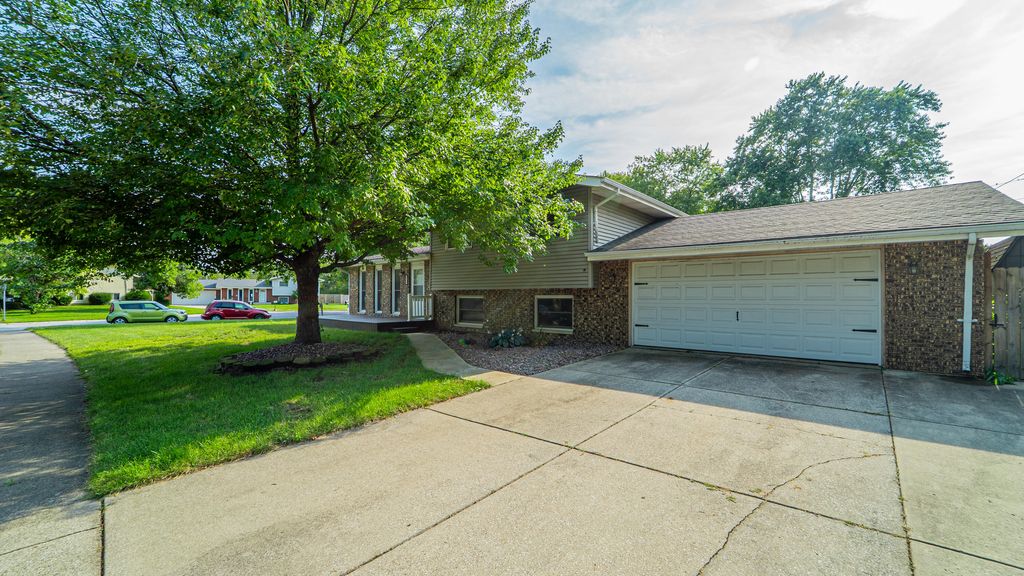 Photo of 9830 Mckinley Street, Crown Point, IN 46307 (MLS # 831481)