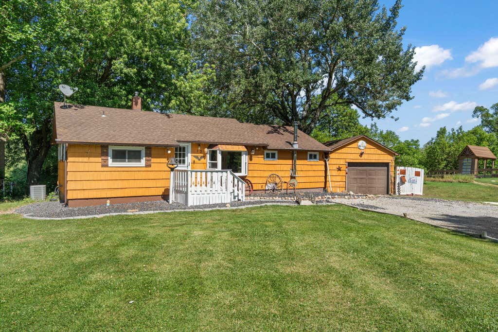 Photo of 13 S Beulah Vista Drive, Hebron, IN 46341 (MLS # 840064)
