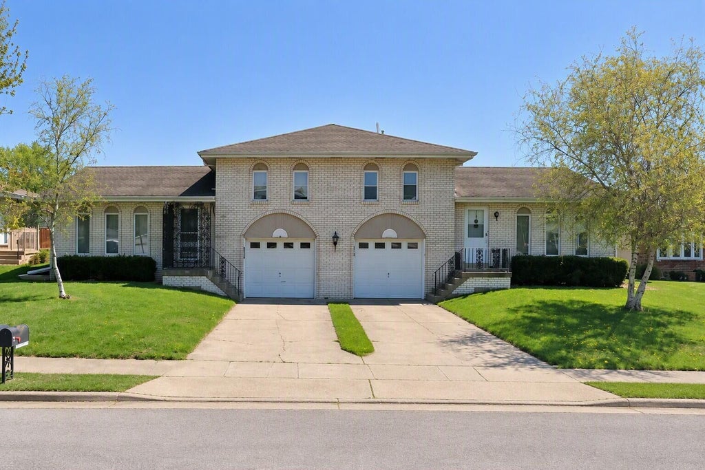 Photo of 9627 Johnson Place, Crown Point, IN 46307 (MLS # 846437)