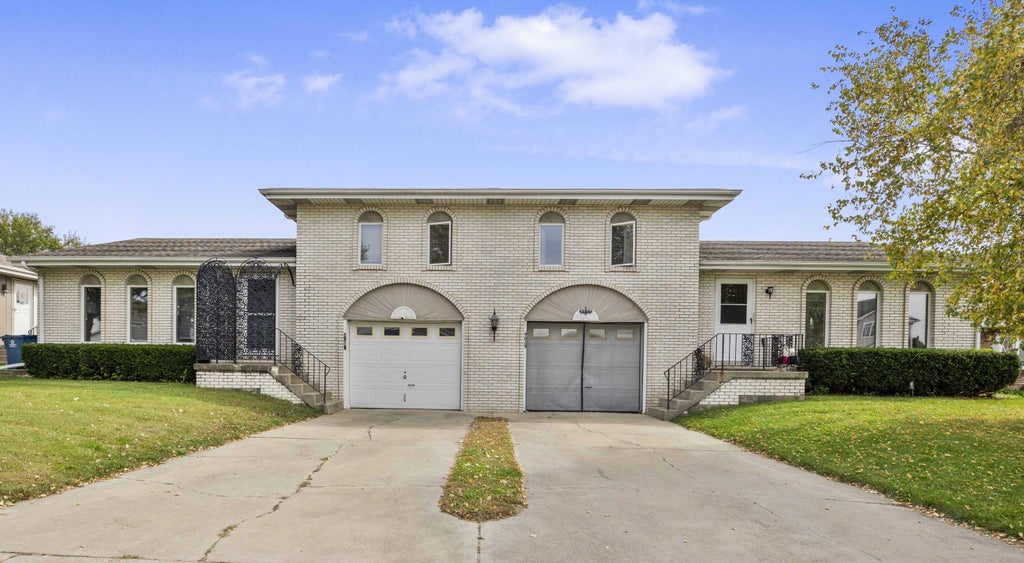 Photo of 9627 Johnson Place, Crown Point, IN 46307 (MLS # 846437)