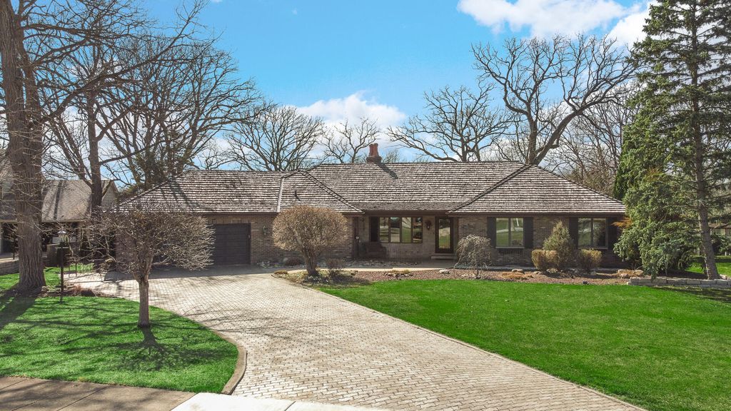 Photo of 9894 W Oakridge Drive, Saint John, IN 46373 (MLS # 836331)