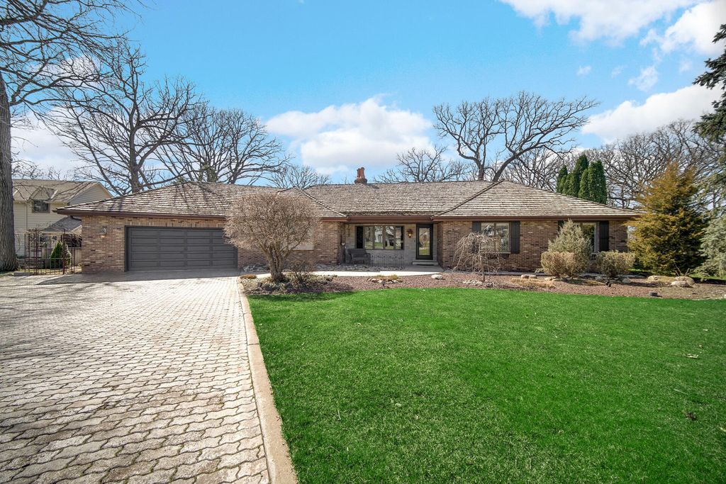 Photo of 9894 W Oakridge Drive, Saint John, IN 46373 (MLS # 836331)