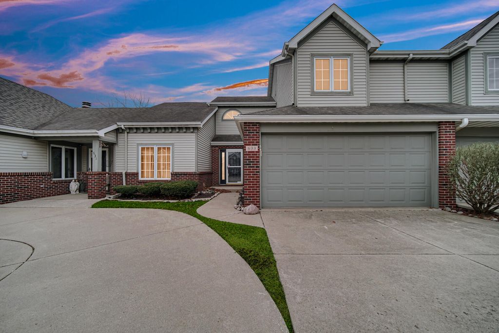 Photo of 633 W 94th Court, Crown Point, IN 46307 (MLS # 832800)