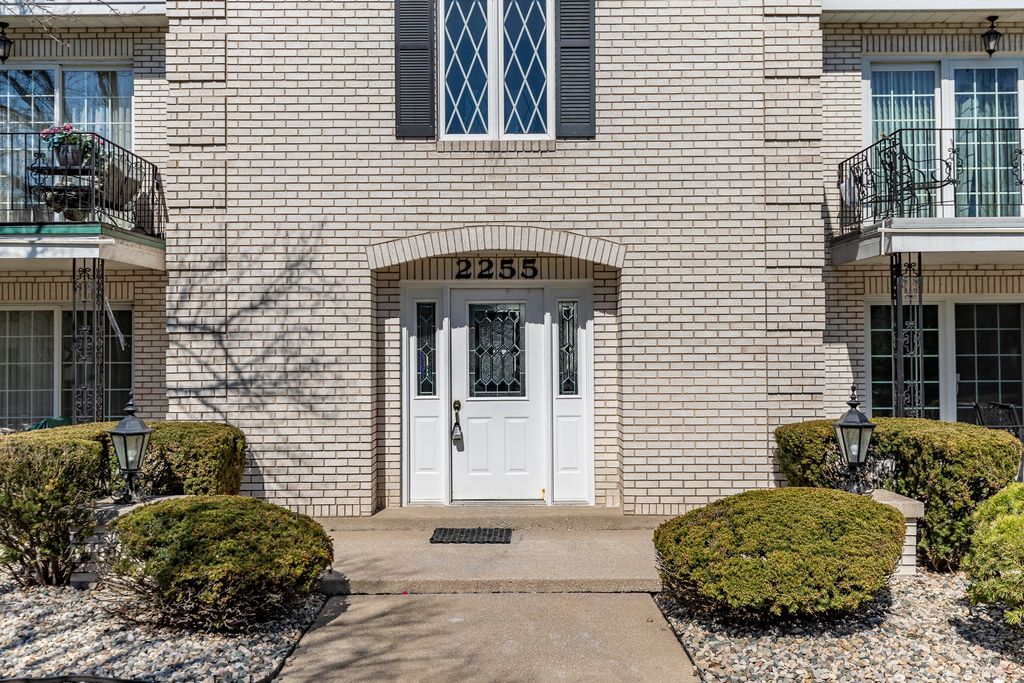 Photo of 2255 Bordeaux Walk #B1, Highland, IN 46322 (MLS # 836002)