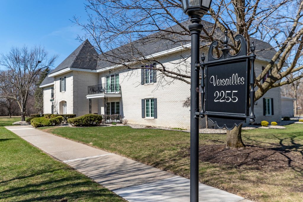 Photo of 2255 Bordeaux Walk #B1, Highland, IN 46322 (MLS # 836002)