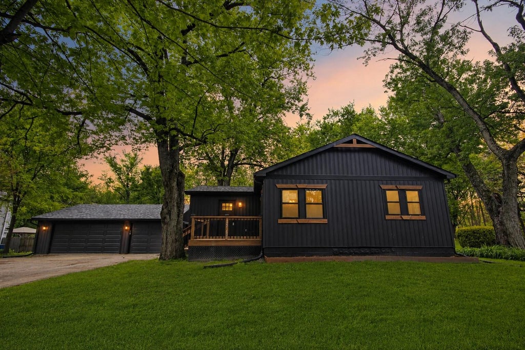 Photo of 122 E 632 N, Valparaiso, IN 46383 (MLS # 838648)
