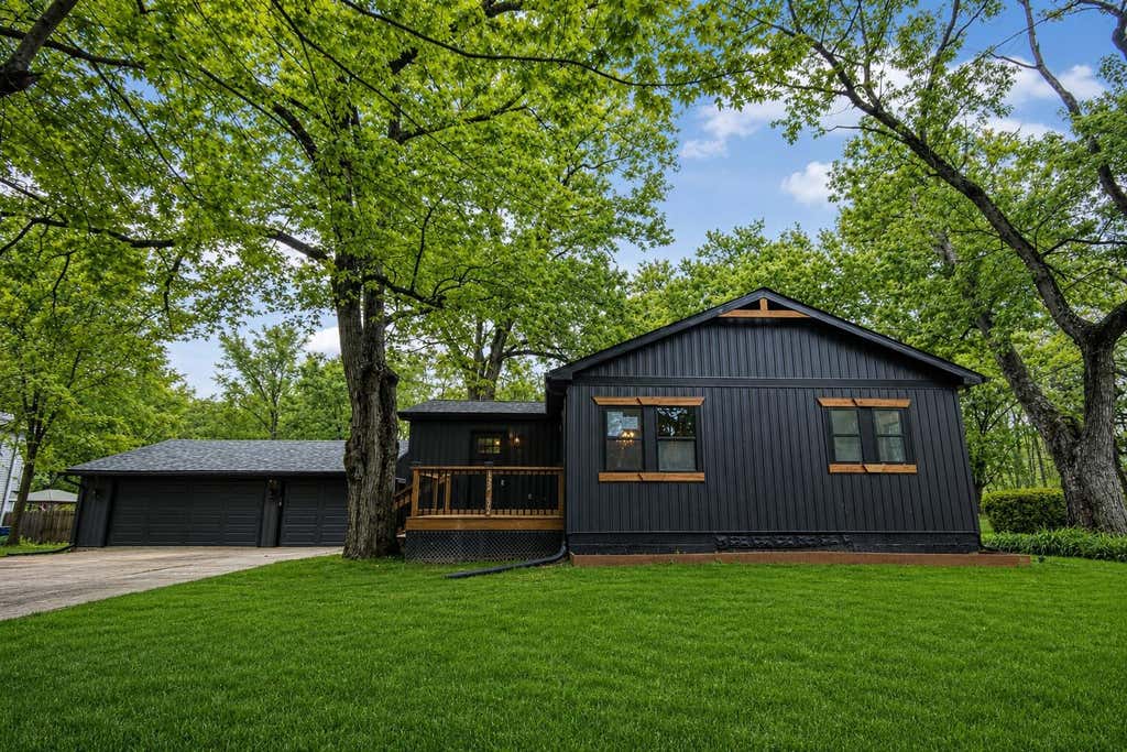 Photo of 122 E 632 N, Valparaiso, IN 46383 (MLS # 838648)