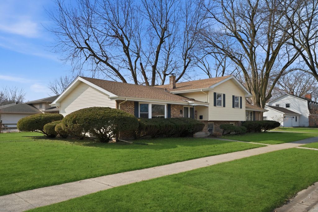 Photo of 1540 Tulip Lane, Munster, IN 46321 (MLS # 834577)