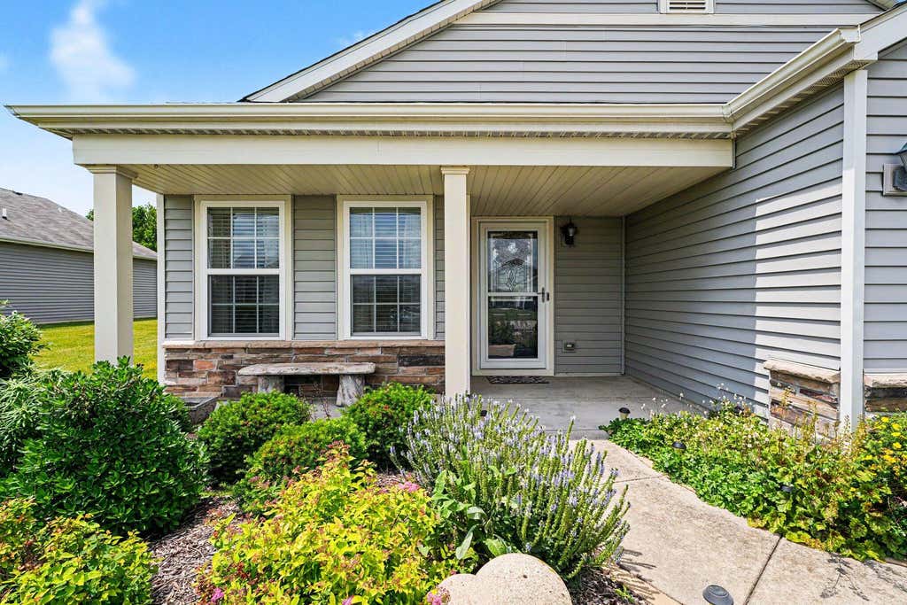 Photo of 11742 Carolina Street, Crown Point, IN 46307 (MLS # 840345)