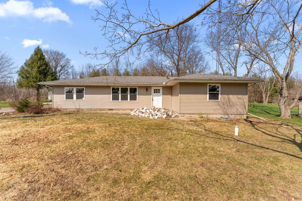 Photo of 2403 Thomas Road, Valparaiso, IN 46383 (MLS # 836309)